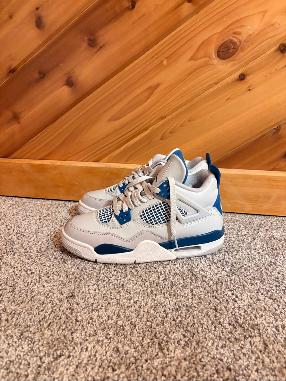 Jordan Men's White and Blue Retro Basketball Sneakers